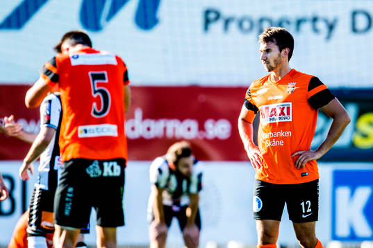Kristianstads Simon Henningsson (ryggen åt kameran) och