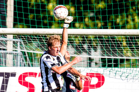 Landskronas Viktor Svensson och målvakt Amr Kaddoura  går