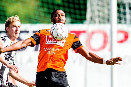 Kristianstads Izuchukwu Emeh tar emot bollen