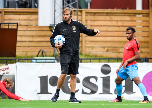 s tränare Olof Mellberg på uppvärmningen