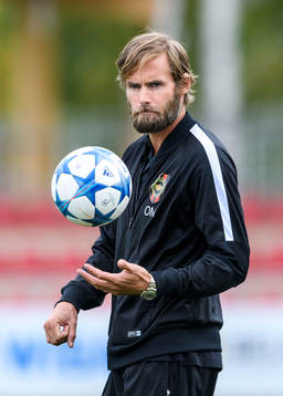s tränare Olof Mellberg på uppvärmningen