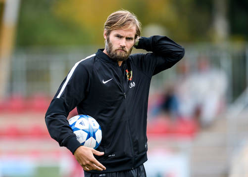 s tränare Olof Mellberg på uppvärmningen