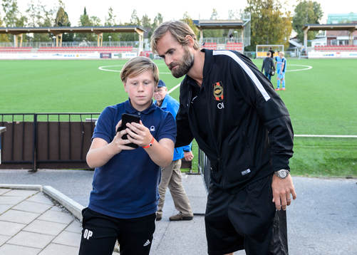 s tränare Olof Mellberg tar en bild