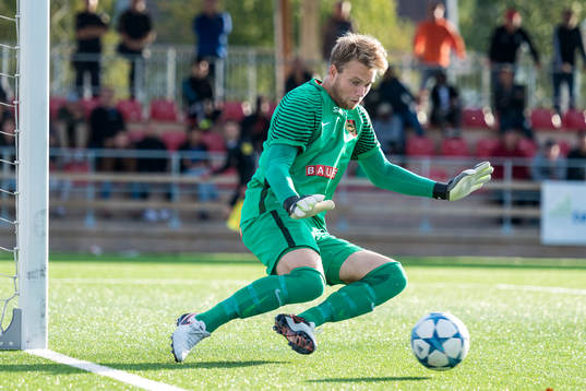 s målvakt Rasmus Emanuelsson räddar ett skott