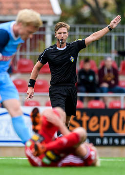 Domare Fredrik Hansson blåser frispark