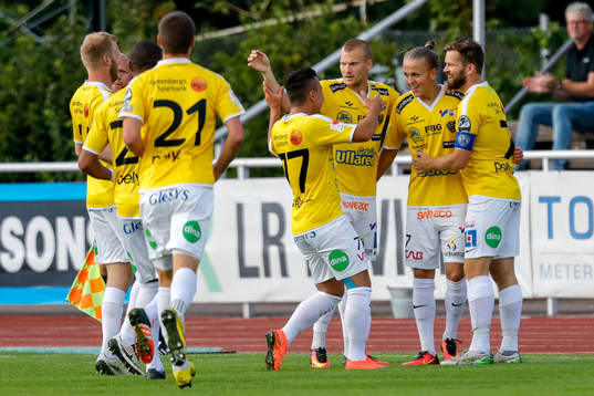 Falkenbergs Jesper Karlsson jublar med lagkamraterna