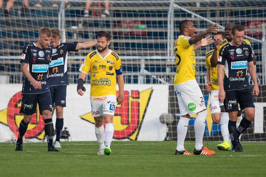 Falkenbergs David Svensson och Felipe Carvalho  deppar