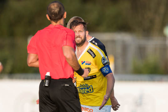 Falkenbergs David Svensson argumenterar med Domare Kasper