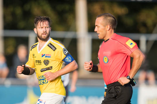 Falkenbergs David Svensson argumenterar med Domare Kasper