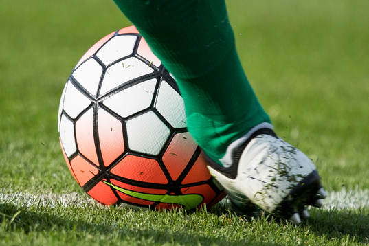 Falkenbergs målvakt Alexander Lundin sparkar iväg bollen