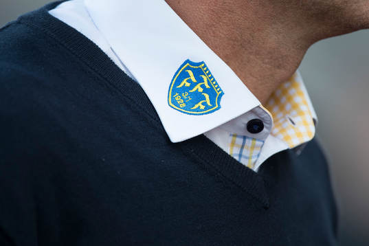 Falkenbergs logga på tränare Hans Eklunds krage