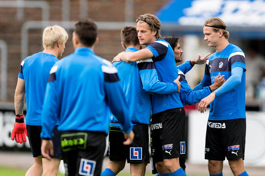 Halmstads spelare före fotbollsmatchen i Superettan mellan