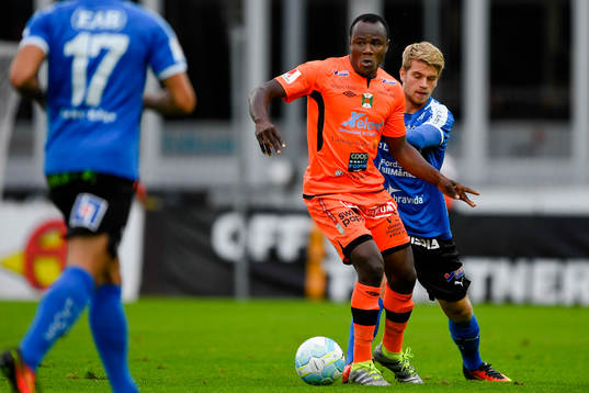 Varbergs Nsima Peter och Halmstads Marcus Mathisen