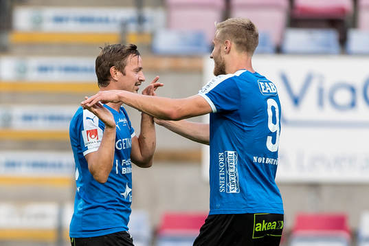 Halmstads Fredrik Olsson (v) har gjort 2-0 och gratuleras