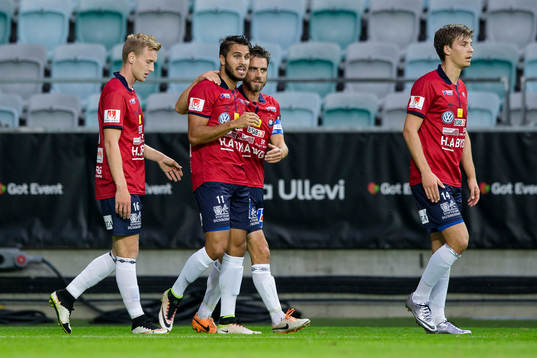 Örgrytes William Atashkadeh jublar och omfamnas av Björn