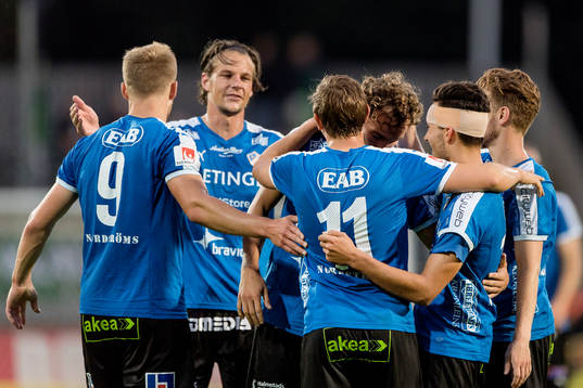 Halmstads Alexander Henningsson har gjort 3-0 och spelarna