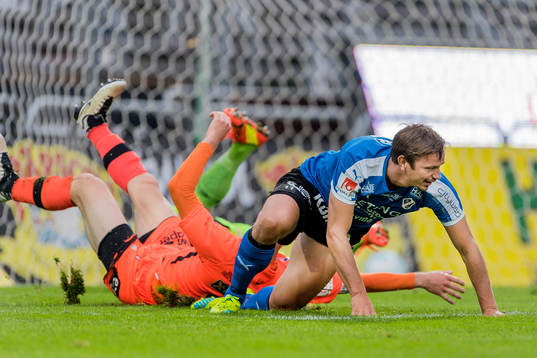 Halmstads Fredrik Olsson gör 1-0 och jublar