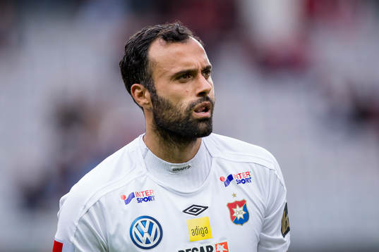 Örgrytes målvakt Abbas Hassan innan fotbollsmatchen i