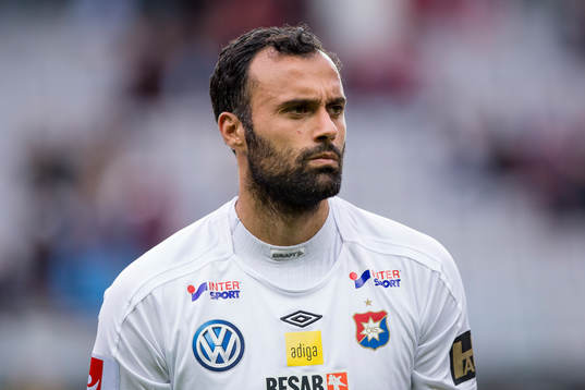 Örgrytes målvakt Abbas Hassan innan fotbollsmatchen i