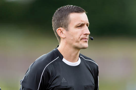 Domare Nermin Cisic före fotbollsmatchen i Superettan
