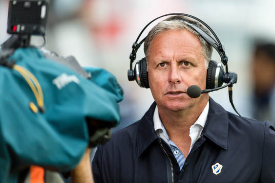 Halmstads tränare Jan Jönsson blir intervjuad av TV före