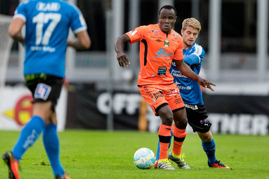 Varbergs Nsima Peter och Halmstads Marcus Mathisen