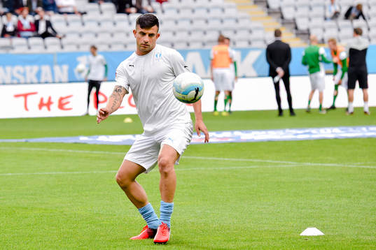 Malmö FFs Behrang Safari värmer upp före fotbollsmatchen