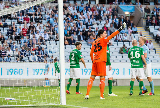 Jönköpings målvakt Damir Mehic är irriterad på Malmö