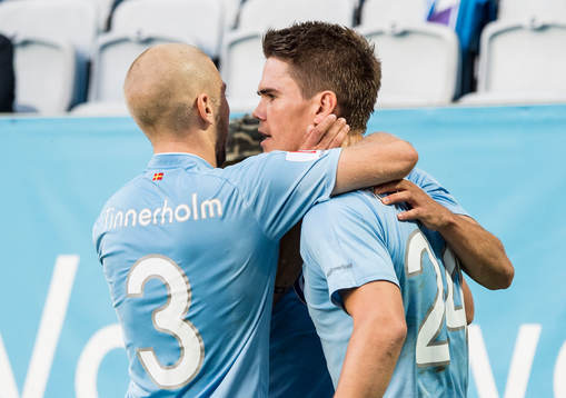 Malmö FFs Anton Tinnerholm kramar om Malmö FFs Vidar Örn