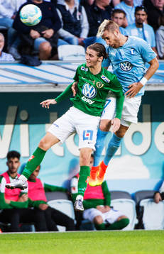 Luftduell mellan Jönköpings Pawel Cibicki och Malmö FFs