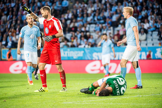 Jönköpings André Calisir skadas när han krockar med