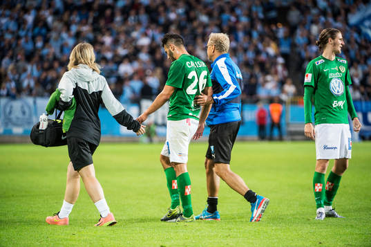 Jönköpings André Calisir hjälps av planen