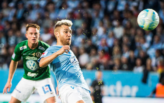 Malmö FFs Rasmus Bengtsson skjuter så att gräset yr