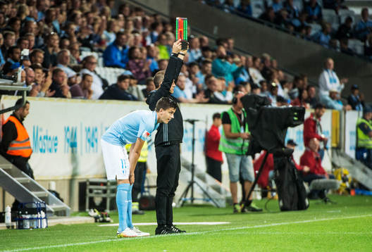 Malmö FFs Alexander Jeremejeff byts in i slutet av andra
