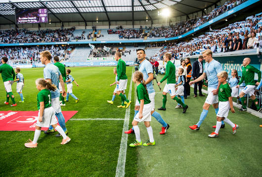 Malmö FFs Behrang Safari kommer in på Swedbank stadion