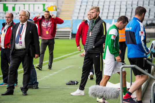 Jönköpings skadade målvakt Anton Cajtoft tittar på