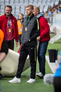 Jönköpings skadade målvakt Anton Cajtoft tittar på