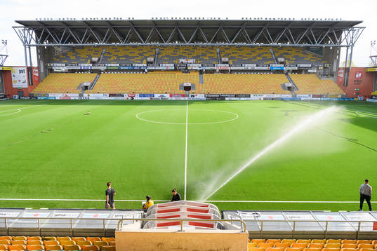 Borås arena och vattning innan fotbollsmatchen i