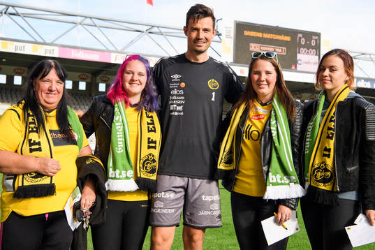 Elfsborgs målvakt Kevin Stuhr Ellegaard posserar