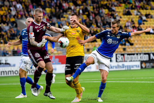 Elfsborgs Viktor Prodell i kamp mot Sundsvalls målvakt