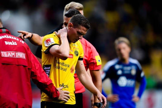 Elfsborgs Jon Jönsson  lämnar planen skadad