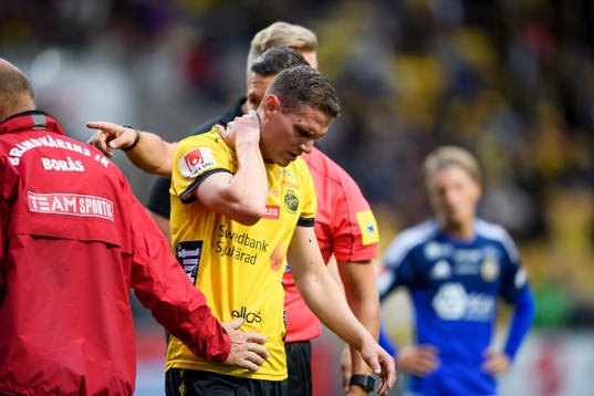 Elfsborgs Jon Jönsson lämnar planen skadad