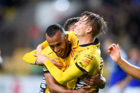Elfsborgs Issam Jebali jublar med Simon Hedlund