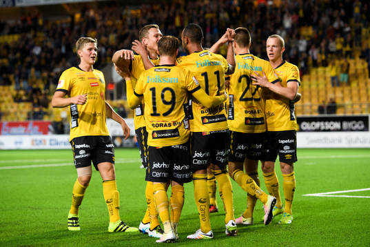 Elfsborgs spelare jublarefter att Issam Jebali (rygg mot