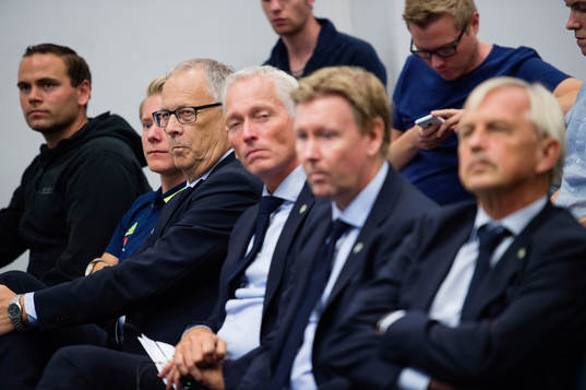 Sveriges rådgivare Lars Lagerbäck sitter bredvid svenska