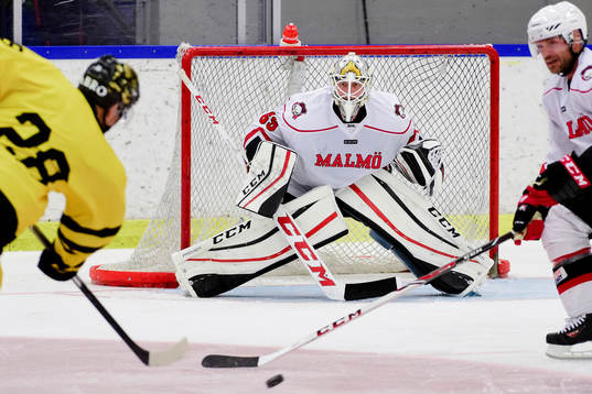 s Jesper Frödén provar skott mot Malmö Redhawks målvakt