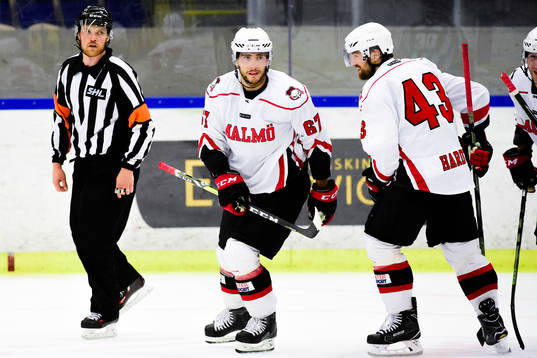 Malmö Redhawks Konstantin Komarek och Nichlas Hardt jublar