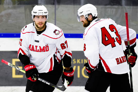 Malmö Redhawks Konstantin Komarek och Nichlas Hardt jublar