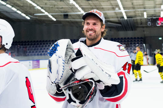 Malmö Redhawks målvakt Cristopher Nihlstorp tackar