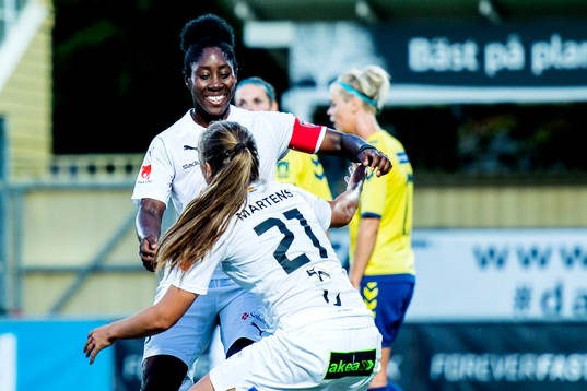 Rosengårds Anita Asante och Lieke Martens (ryggen åt